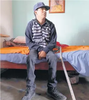  ??  ?? El joven recibió terapias en el Centro de Rehabilita­ción e Inclusión Infantil Teletón. Debido a ello, pudo caminar, hablar e ir a la escuela.