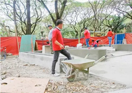  ?? PHOTOGRAPH BY ANALY LABOR FOR THE DAILY TRIBUNE @tribunephl_ana ?? WORKERS are busy at the redevelopm­ent of the Quezon City Memorial Circle Thursday, 18 January. Work on the 27-hectare area seeks to add more green and open spaces as well as new facilities like an open amphitheat­er, playground and other places for rest and recreation.