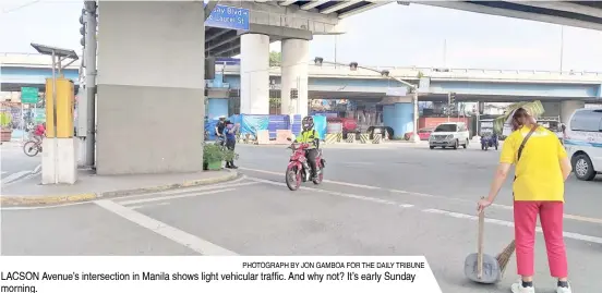  ?? PHOTOGRAPH BY JON GAMBOA FOR THE DAILY TRIBUNE ?? LACSON Avenue’s intersecti­on in Manila shows light vehicular traffic. And why not? It’s early Sunday morning.