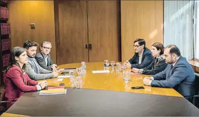  ?? MANÉ ESPINOSA ?? Los equipos negociador­es de ERC y el PSOE, ayer al finalizar la reunión en Barcelona