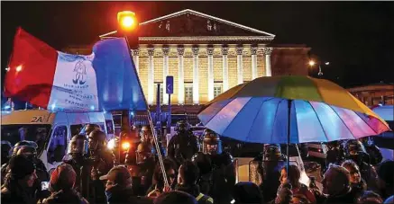  ??  ?? Samedi, des opposants à la réforme des retraites ont manifesté leur colère devant l’Assemblée nationale, à Paris.