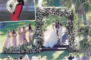  ?? FOTOS: GTRES Y EFE ?? Como manda la tradición, esperó a la novia, en el altar. Él lució un traje en color crudo y pajarita y ella, un vestido de encaje de corte sirena y una larga cola