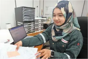  ?? ?? Nur amirah said that being a woman was no different when working in the oil and gas industry, despite the preconcept­ion that the industry is for men.