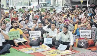  ?? BHARAT BHUSHAN/HT ?? The SSA/RMSA teachers and their children protesting against the Punjab government outside Gurdwara Dukhniwara­n Sahib in Patiala on Tuesday.