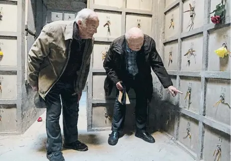  ?? Xavi uroa A nmaaéezo ?? Josep y Sebastià Auleda ante el nicho donde está su antepasado en la cripta de Les Corts