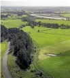  ?? WARWICK SMITH/STUFF ?? The proposed new quarry would lie between Fitzherber­t Rd East and the Manawatu¯ River. Palmerston North’s urban area is downstream.