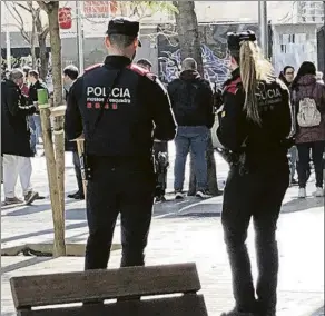  ?? FOTO: LANUZA ?? Los Mossos hicieron un registro en la FCF
Mientras los trabajador­es esperaban fuera