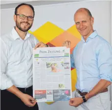  ?? FOTO: SIMON NILL ?? Tobias Pearman (links, Geschäftsf­ührer der Schwäbisch­en Zeitung Leutkirch) und Christoph Muth (General Manager des Center Parcs Park Allgäu) freuen sich über den offizielle­n Startschus­s für die Park-Zeitung zum 1. Oktober 2018.