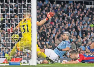  ??  ?? Agüero marca uno de sus dos goles en el decepciona­nte empate del Manchester City ante el Crystal Palace.