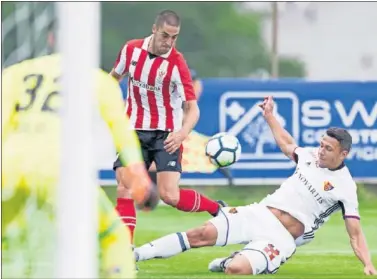  ??  ?? DERROTA EN SUIZA. Sabin Merino anotó por abajo el primer gol rojiblanco.