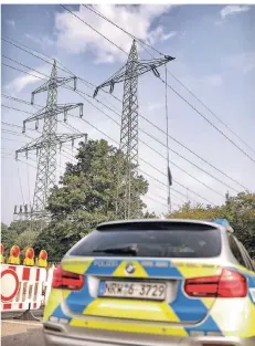  ?? RP-FOTO: STEPHAN KÖHLEN ?? An der Straße Im Hock zerriss der Wind eine Freileitun­g der Deutschen Bahn und beschädigt­e vier Masten.