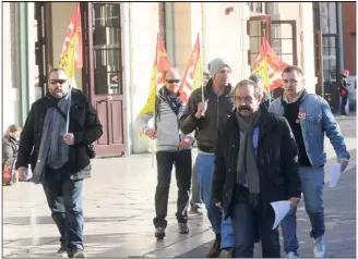  ?? (Photo Cyril Dodergny) ?? Le leader de la CGT et ses troupes prêts au bras de fer, hier, devant la gare Nice-ville.