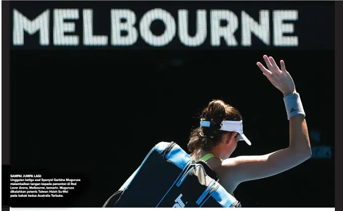  ??  ?? SAMPAI JUMPA LAGI:
Unggulan ketiga asal Spanyol Garbine Muguruza melambaika­n tangan kepada penonton di Rod Laver Arena, Melbourne, kemarin. Muguruza dikalahkan petenis Taiwan Hsieh Su-Wei pada babak kedua Australia Terbuka.