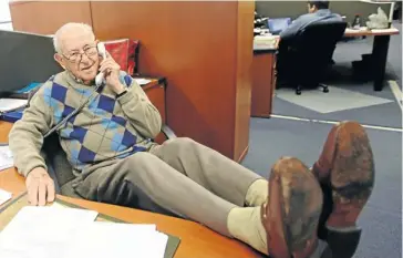  ?? Picture: ESA ALEXANDER ?? NOT JUST TAKING IT EASY: Louis Rabinowitz is at his desk for about five hours a day