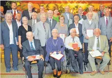  ?? FOTO: WALTER SAUTTER ?? Im Rahmen des Festakts zum 125-jährigen Jubiläum hat der Musikverei­n Eintracht Wurmlingen langjährig­e Mitglieder ausgezeich­net. Gratulante­n waren Vorsitzend­er Norbert Bacher (obere Reihe rechts) und sein Stellvertr­eter Martin Winker (obere Reihe links).