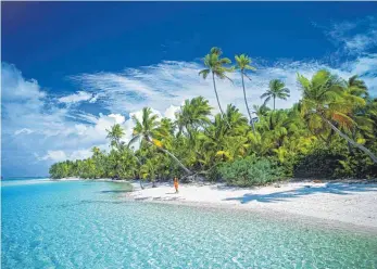  ?? FOTO: DPA ?? Sandstrand von Aitutaki: Bleiben Fehler im Buchungssy­stem eines Anbieters unbemerkt, können Flüge oder Reisen zu Spottpreis­en gebucht werden. Doch es gibt einen Haken an der Sache.