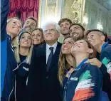  ??  ?? Al Quirinale
Il presidente della Repubblica Sergio Mattarella prende parte a un selfie con gli azzurri vincitori di medaglie ai mondiali di nuoto di Gwangju, in Corea del Sud