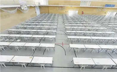  ??  ?? MANOLO NEBOT
Imagen del Pabelló Poliesport­iu de la UJI, preparado con mesas habilitada­s para acoger los exámenes ((