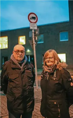  ??  ?? Rainer und Ulrike Balmes wohnen im Kärntner Weg und sind genervt davon, dass Lkw trotz Verbotssch­ild durch die Siedlung fahren.