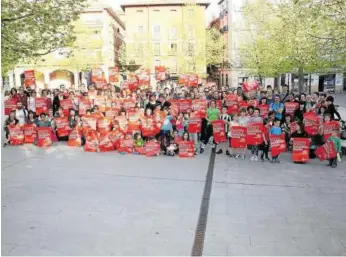  ?? Foto: Maite González ?? Asistentes al acto de ayer en la plaza de Santiago de Estella-lizarra.