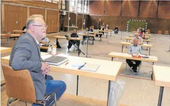  ?? SZ-FOTO: BURGHART ?? Bürgermeis­ter Michael Lohner und die Gemeindera­tsmitglied­er mit reichlich Abstand im Hintergrun­d.