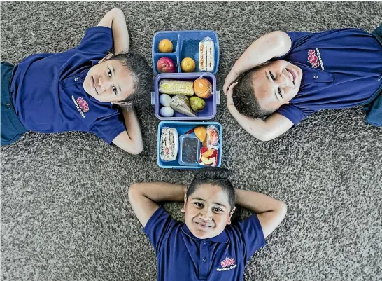  ?? PHOTO: LAWRENCE SMITH/STUFF ?? Jayden Ah Ching Lemalu, Daphius Saufua-Jansen and Kyle Marsers, of Yendarra Primary School in Otara, South Auckland, pictured with their healthy packed lunches. The school is encouragin­g parents to provide lunches free from processed sugary foods.