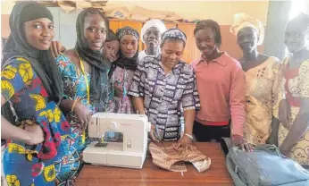  ?? FOTO: WEISSE VÄTER ?? Für Mädchen und Frauen in Mali konnten dank der Spenden von Lesern der Schwäbisch­en Zeitung Nähmaschin­en gekauft werden.