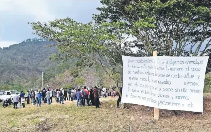  ??  ?? Desde el 24 de febrero pasado los habitantes de Nuevo San Andrés no pueden salir; el grupo paramilita­r llamado Ejército Chamula atacó a varios vecinos cuando éstos regresaban de Cintalapa. Amenazan con que los tzotziles serán arrasados un día y las...