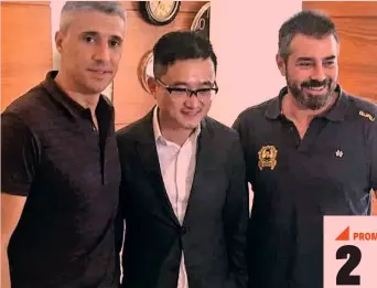  ??  ?? Da sinistra Hernan Crespo, il presidente Li Zhang e l’ex vice presidente Marco Ferrari