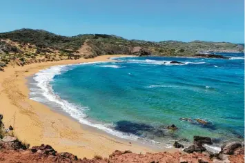  ?? ?? So schön und einsam können die Strände auf Menorca sein, wenn man einen längeren Fußmarsch nicht scheut. Im Sommer wird es aber auch hier sicher voller.