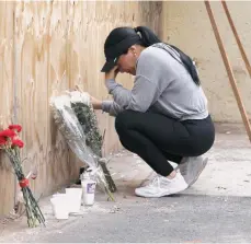  ??  ?? Familiares de niños que perdieron la vida en el Colegio Rebsamen oran junto a un muro en las ruinas de la escuela.