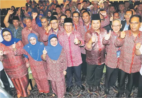  ??  ?? Abang Johari (fourth left) and his wife Datin Patinggi Dato Juma’ani Tuanku Bujang (third left) give the thumbs-up as they pose for a group photo with Idris (third right), Ibrahim (second right) and PBB Satok branch members.