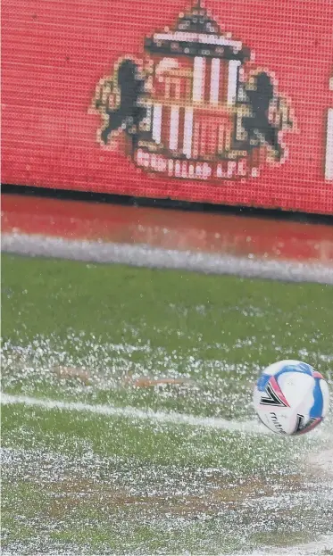  ??  ?? Sunderland midfielder Aiden McGeady takes a corner in the rain saturated corner of the Stadium of Light pitch .
