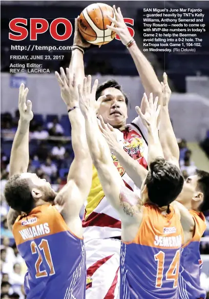  ?? (Rio Deluvio) ?? SAN Miguel’s June Mar Fajardo – guarded heavily by TNT’s Kelly Williams, Anthony Semerad and Troy Rosario – needs to come up with MVP-like numbers in today’s Game 2 to help the Beermen avoid falling into a 0-2 hole. The KaTropa took Game 1, 104-102, on...