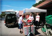  ?? FOTO: ELISE ØYHOVDEN ?? Bjørn Stea og Arild Ernst Berge i Søgnejordb­ær, sammen med selger Erlend Udjus (16). Her forter de seg å sette bær inn i frysekjøle­n.