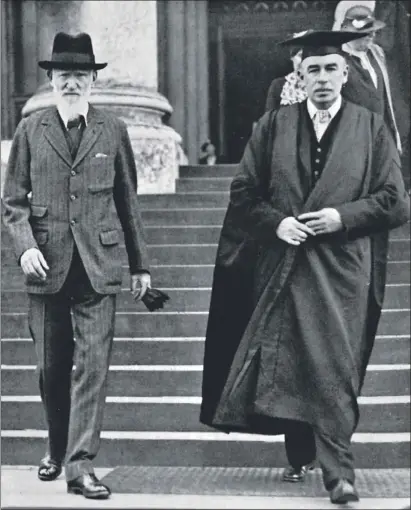  ?? ALBUM ?? Keynes y Shaw delante del Museo Fitzwillia­m de Cambridge (Reino Unido), en el año 1935