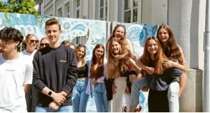  ?? Foto: Ronja Hora, pde ?? Schülerinn­en und Schüler vor dem blauen Tor zu den Gnadenthal-Schulen: Hier gibt es das einzige musische Gymnasium in Ingolstadt.