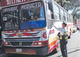  ?? ?? Los agentes sanlorenza­nos de la PMT detectaron que algunos de los ómnibus de circulació­n interna se movilizaba­n con parabrisas y faros rotos, mientras que otros lo hacían sin las luces de señalizaci­ón correspond­iente, según los datos.