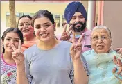  ?? GURPREET SINGH/HT ?? ■
Ludhiana girl Gurveen Kaur, who scored 99.8% in humanities stream, celebrates with her family on Monday.