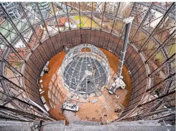  ??  ?? Mit großen Kränen wird die Veranstalt­ungskuppel im Inneren des Berliner Gasometers auf dem Euref-Campus abgebaut. Künftiger Standort ist der geplante Euref-Campus in Düsseldorf.