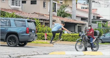  ?? MIGUEL CANALES / EXPRESO ?? Situación. Al no contar con una cancha o skatepark, los jóvenes de diferentes ciudadelas de Samborondó­n se ven obligados a practicar en las calles.