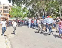  ?? KELVIN MOTA ?? Personas esperan para votar en Villa Faro, SDE.