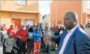  ?? Picture: EUGENE COETZEE ?? HELP US DECIDE: Councillor Nqaba Bhanga addresses occupants of the badly built Motherwell NU29 housing developmen­t