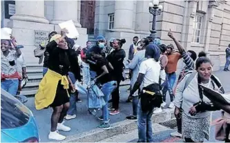  ?? | GENEVIEVE SERRA ?? RIVERGATE residents protest outside the Western Cape High Court.