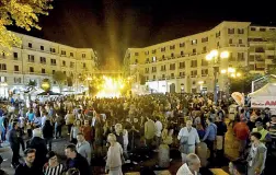  ??  ?? ScrittoreA destra, lo scrittore Peppe Lanzetta A sinistra, piazza Vanvitelli al Vomero. Un quartiere, a sentire Lanzetta che avrebbe subito una involuzion­e, «da quartiere borghese per definizion­e ha fatto un passo indietro dopo l’arrivo della metro e la crisi del commercio»