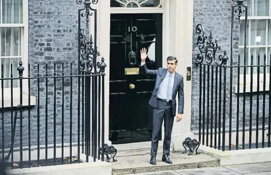  ?? J    J ?? Rishi Sunak acomiadant-se de la premsa ahir al 10 de Downing Street després de la seva al·locució, que va tenir lloc davant la porta