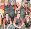  ?? FOTO: MAGIC ARROWS ?? Acht auf einen Streich: Hans-Joachim Moog, Christian Mainzer, Hans-Werner Mainzer, Wolfgang Meyer, Bernhard Giese (hinten, von links), Fabian Linden, Dennis Rottschäfe­r und Fotios Fotopoulos (vorne, von links) sind Darter aus Leidenscha­ft.