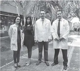  ?? CORTESÍA ?? Montserrat junto al cuerpo médico del IMSS Jalisco