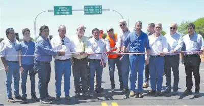  ??  ?? El presidente Mario Abdo (camisa azul, der.) en la inauguraci­ón de un tramo que en principio presentaro­n como parte de la Bioceánica, pero luego el ministro de Obras Arnoldo Wiens aclaró que es la conexión con Transchaco.