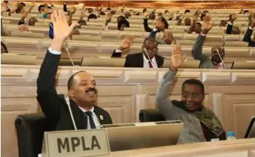  ??  ?? DEPUTADOS DA BANCADA PARLAMENTA­R DO MPLA